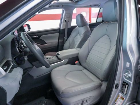 Used 2022 Toyota Highlander XLE FWD image 13