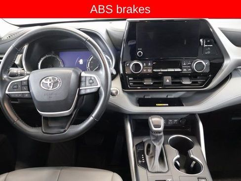 Used 2023 Toyota Highlander XLE AWD/4WD image 16