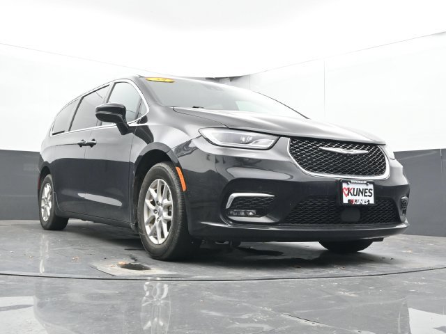 Used 2025 Chrysler Pacifica Select FWD image 49
