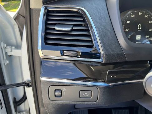 Used 2018 Volvo XC90 T5 Momentum FWD image 11