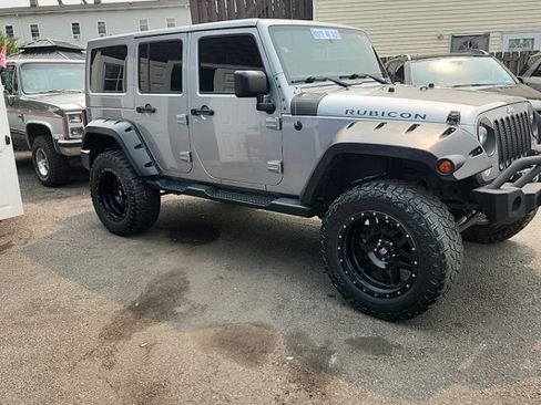 Used 2015 Jeep Wrangler Unlimited Rubicon w/ Connectivity Group AWD/4WD image 11