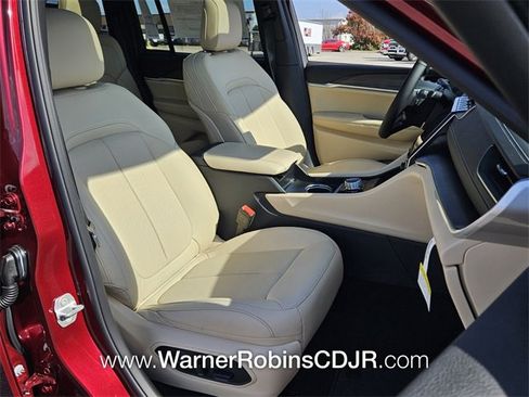 New 2025 Jeep Grand Cherokee Limited w/ Luxury Tech Group II image 17