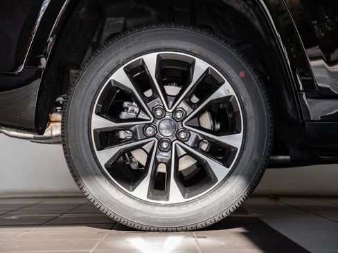 New 2025 Jeep Grand Cherokee Overland image 18