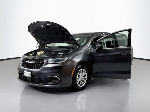 Used 2023 Chrysler Pacifica Touring-L FWD image 19