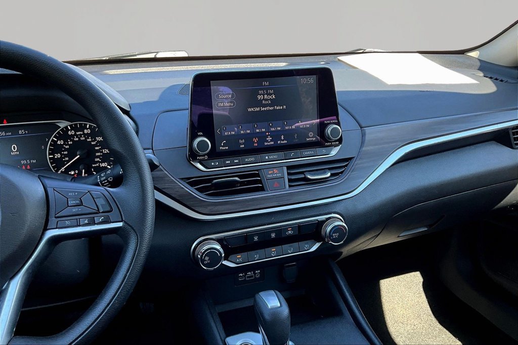 Used 2025 Nissan Altima 2.5 SV FWD image 11