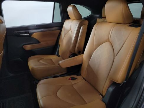 Used 2023 Toyota Highlander Platinum FWD image 18