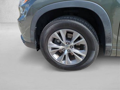 Used 2014 Toyota Highlander XLE FWD image 25