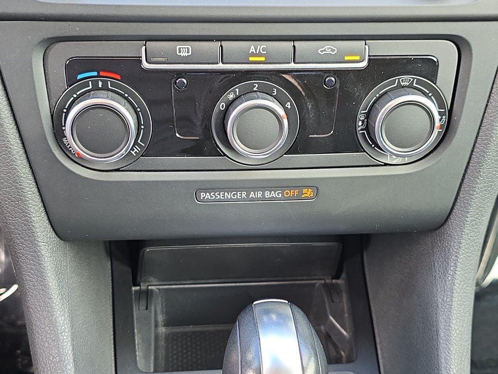Used 2013 Volkswagen Golf 4-Door FWD image 30