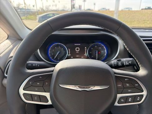 Used 2024 Chrysler Pacifica Touring-L FWD image 30