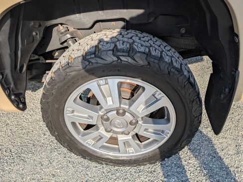 Used 2017 Toyota Tundra SR5 w/ SR5 Upgrade Package image 10