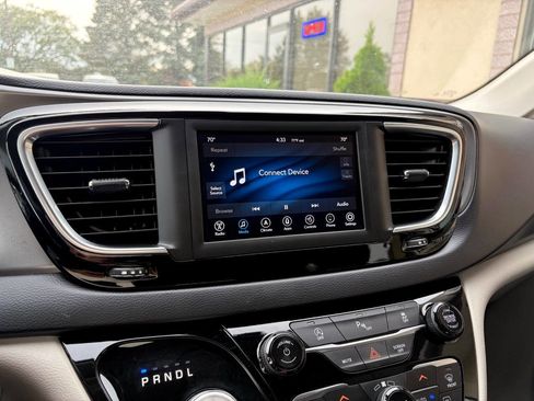 Used 2020 Chrysler Pacifica Touring-L w/ Tire & Wheel Group image 29