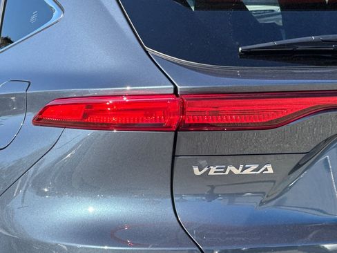 Used 2023 Toyota Venza Limited image 13