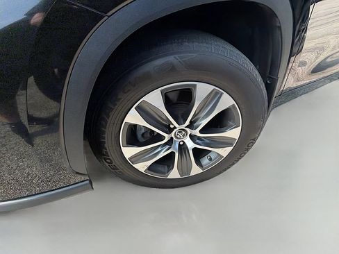 Used 2023 Toyota Highlander XLE AWD/4WD image 9