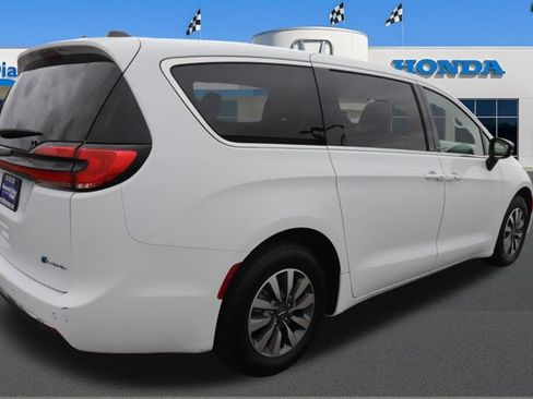 Used 2024 Chrysler Pacifica Select image 6