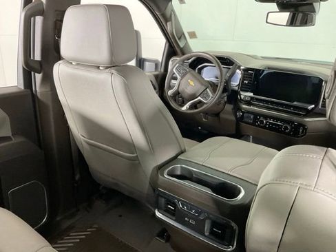 Used 2025 Chevrolet Silverado 2500 LTZ w/ LTZ Convenience Package image 33