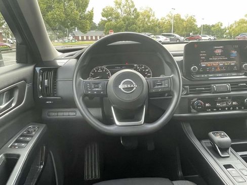 Used 2024 Nissan Pathfinder S image 13