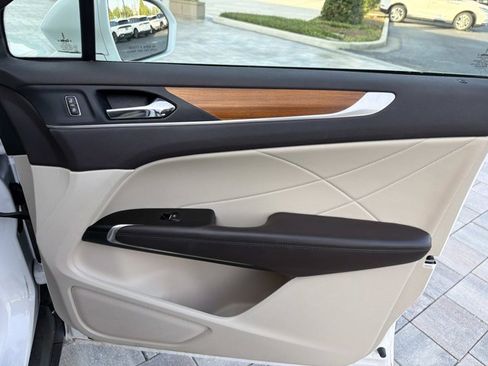 Used 2019 Lincoln MKC Select w/ Select Plus Package FWD image 17