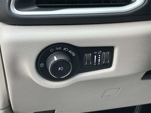 Used 2023 Chrysler Pacifica Touring-L image 35