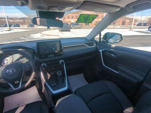 Used 2022 Toyota RAV4 XLE Premium image 12
