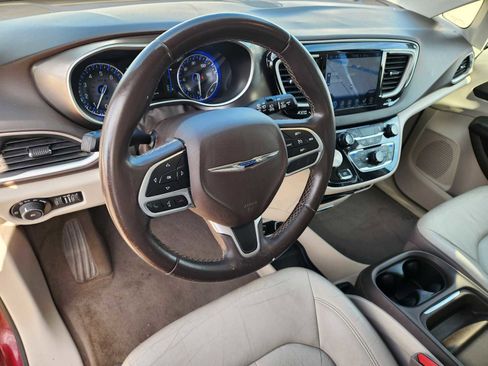 Used 2017 Chrysler Pacifica Touring-L image 2