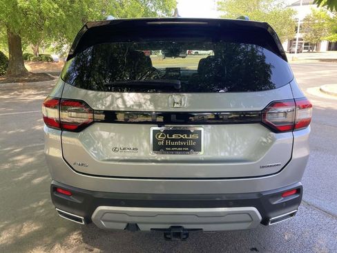Used 2025 Honda Pilot Touring image 3