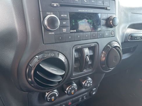 Used 2017 Jeep Wrangler Unlimited Rubicon AWD/4WD image 10