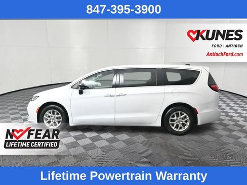 Used 2024 Chrysler Pacifica Touring-L FWD image 6