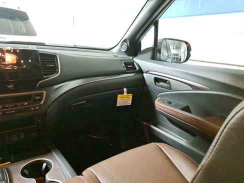 Certified 2025 Honda Passport EX-L image 19