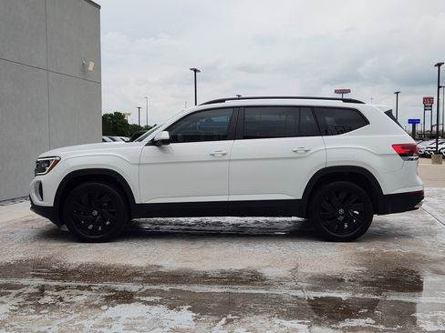 Used 2024 Volkswagen Atlas SE w/ Black Wheel Package FWD image 6