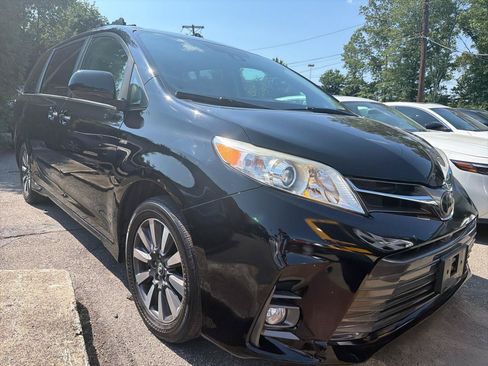 Used 2018 Toyota Sienna XLE w/ XLE Navigation Package AWD/4WD image 3