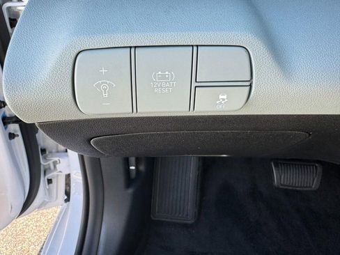 Used 2025 Hyundai Elantra Limited FWD image 18