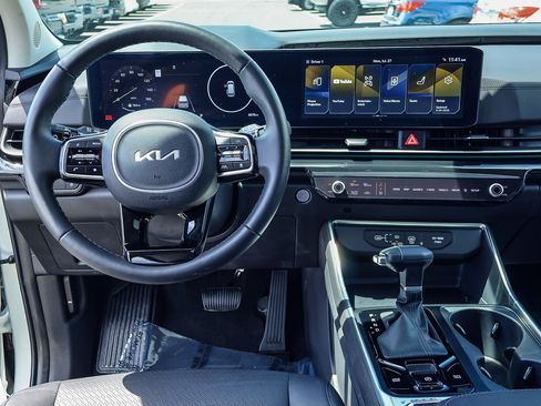 Used 2025 Kia Carnival SX Prestige FWD image 3