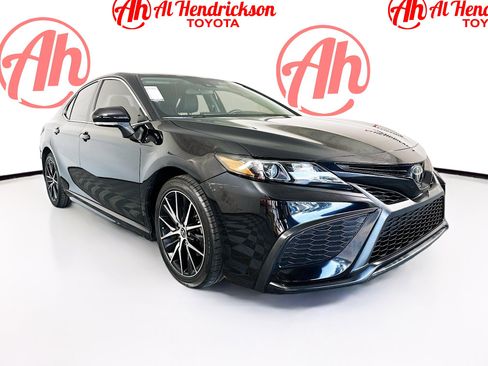 Used 2022 Toyota Camry SE image 1