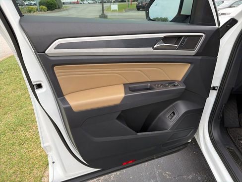 Certified 2021 Volkswagen Atlas Cross Sport SE w/ Panoramic Sunroof Package FWD image 16