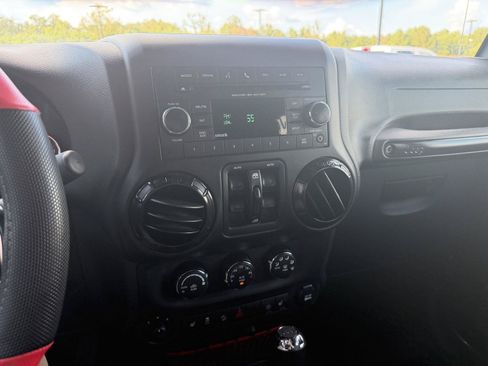 Used 2017 Jeep Wrangler Unlimited Rubicon AWD/4WD image 11
