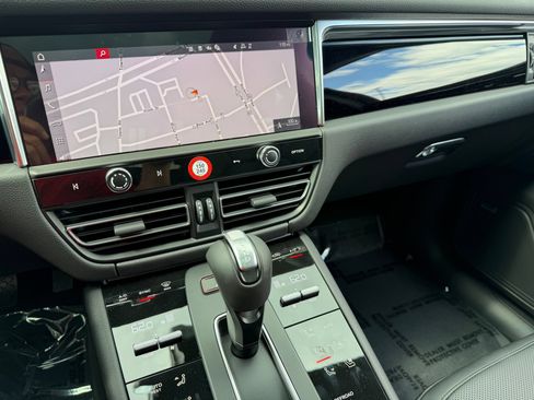 Certified 2026 Porsche Macan AWD/4WD image 25