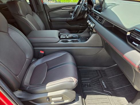 Certified 2025 Honda Pilot Black Edition image 18