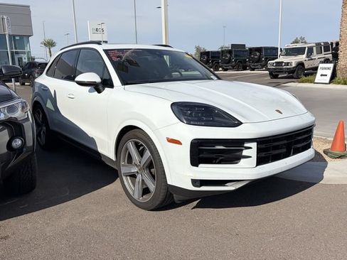 Used 2024 Porsche Cayenne AWD/4WD image 2