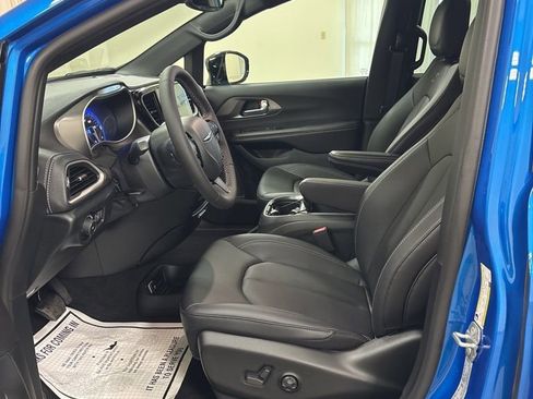 New 2026 Chrysler Pacifica Select image 8