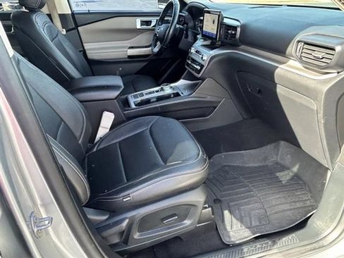 Used 2020 Ford Explorer XLT w/ Comfort Package RWD image 22