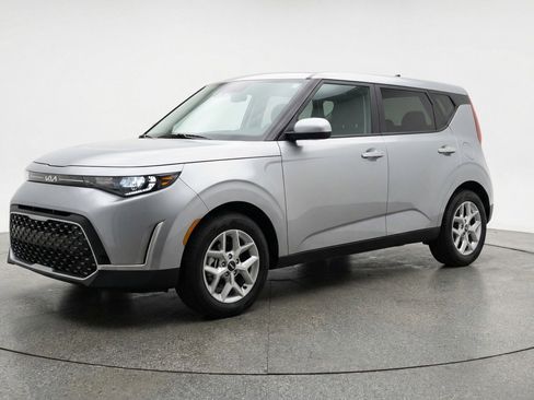 Used 2025 Kia Soul LX w/ LX Technology Package FWD image 3