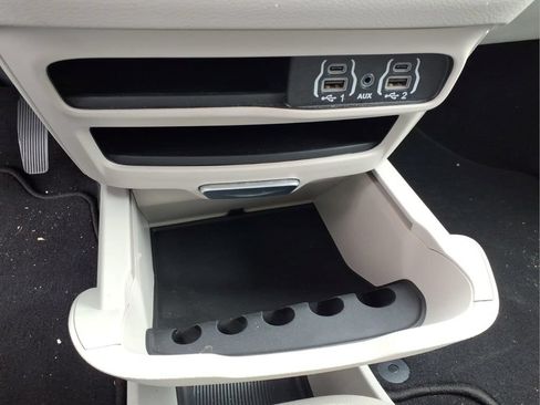 Used 2024 Chrysler Pacifica Touring-L FWD image 12