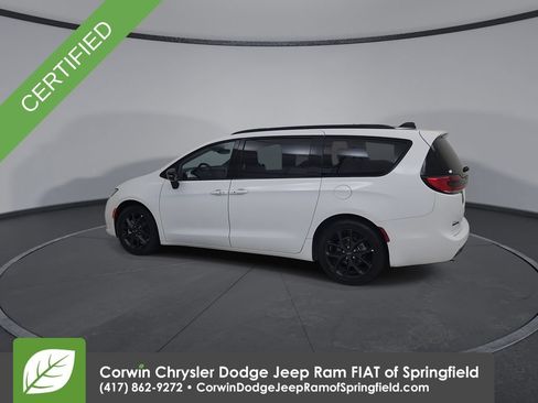 Certified 2025 Chrysler Pacifica Limited FWD image 10