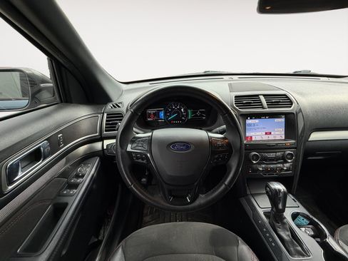 Used 2018 Ford Explorer XLT w/ Equipment Group 202A FWD image 11