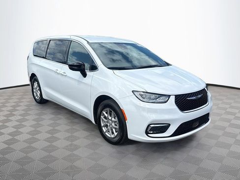 New 2026 Chrysler Pacifica Select image 3
