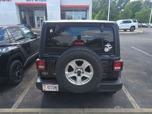 Used 2018 Jeep Wrangler Unlimited Sport S AWD/4WD image 14