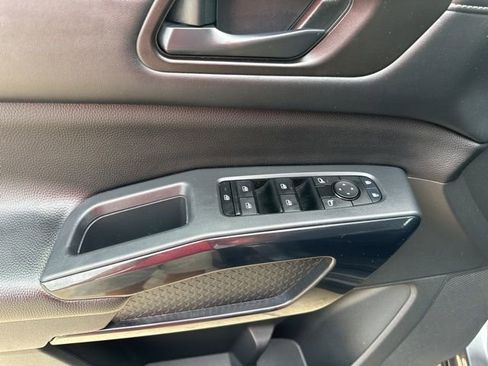 Used 2024 Nissan Pathfinder SV FWD image 10