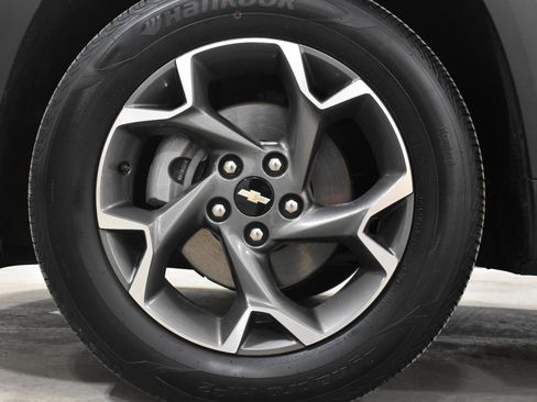 Used 2025 Chevrolet Trax LT w/ Sunroof Package FWD image 30