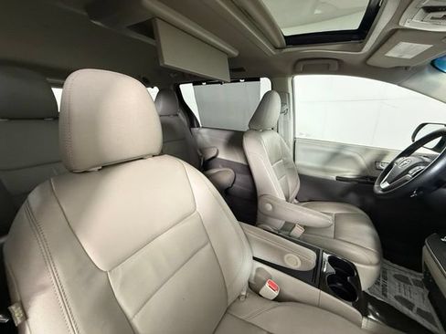 Used 2017 Toyota Sienna XLE Premium FWD image 30