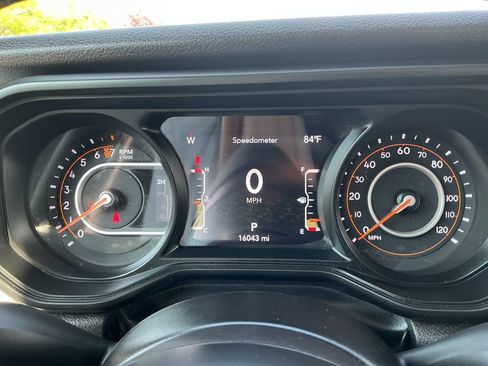 Certified 2024 Jeep Gladiator Sport AWD/4WD image 18